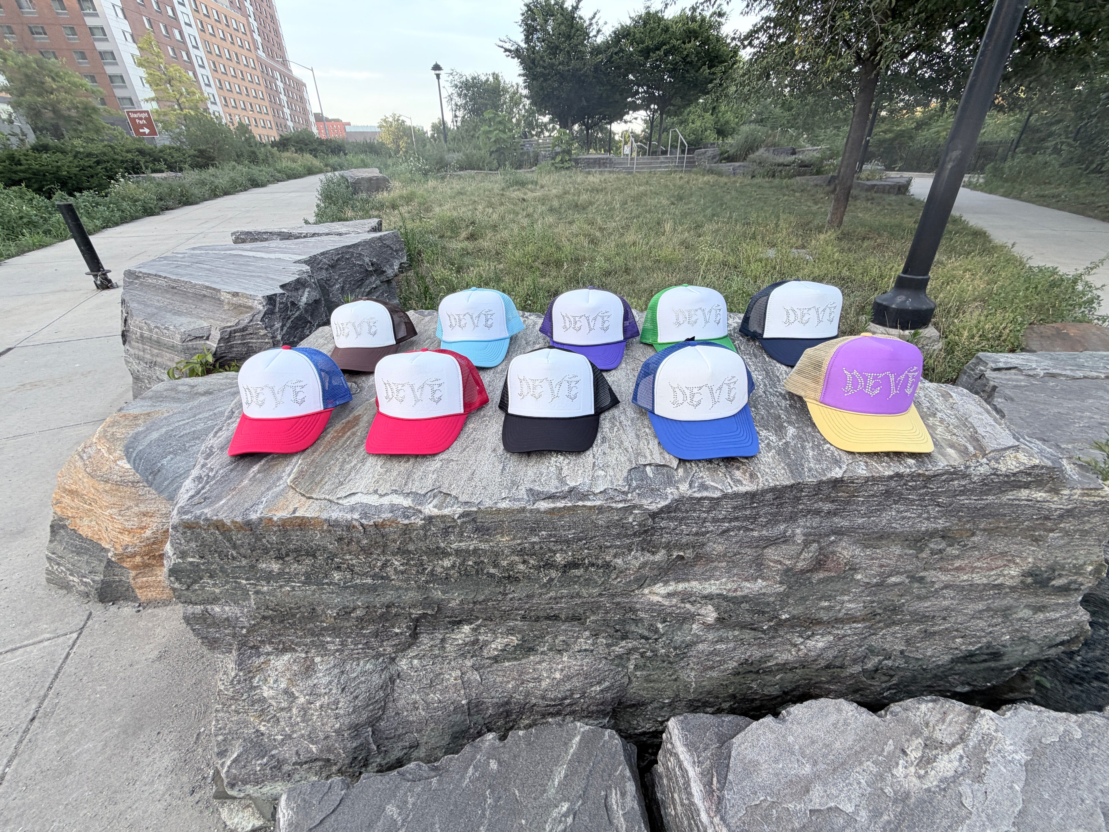 DEVÉ TRUCKER HATS