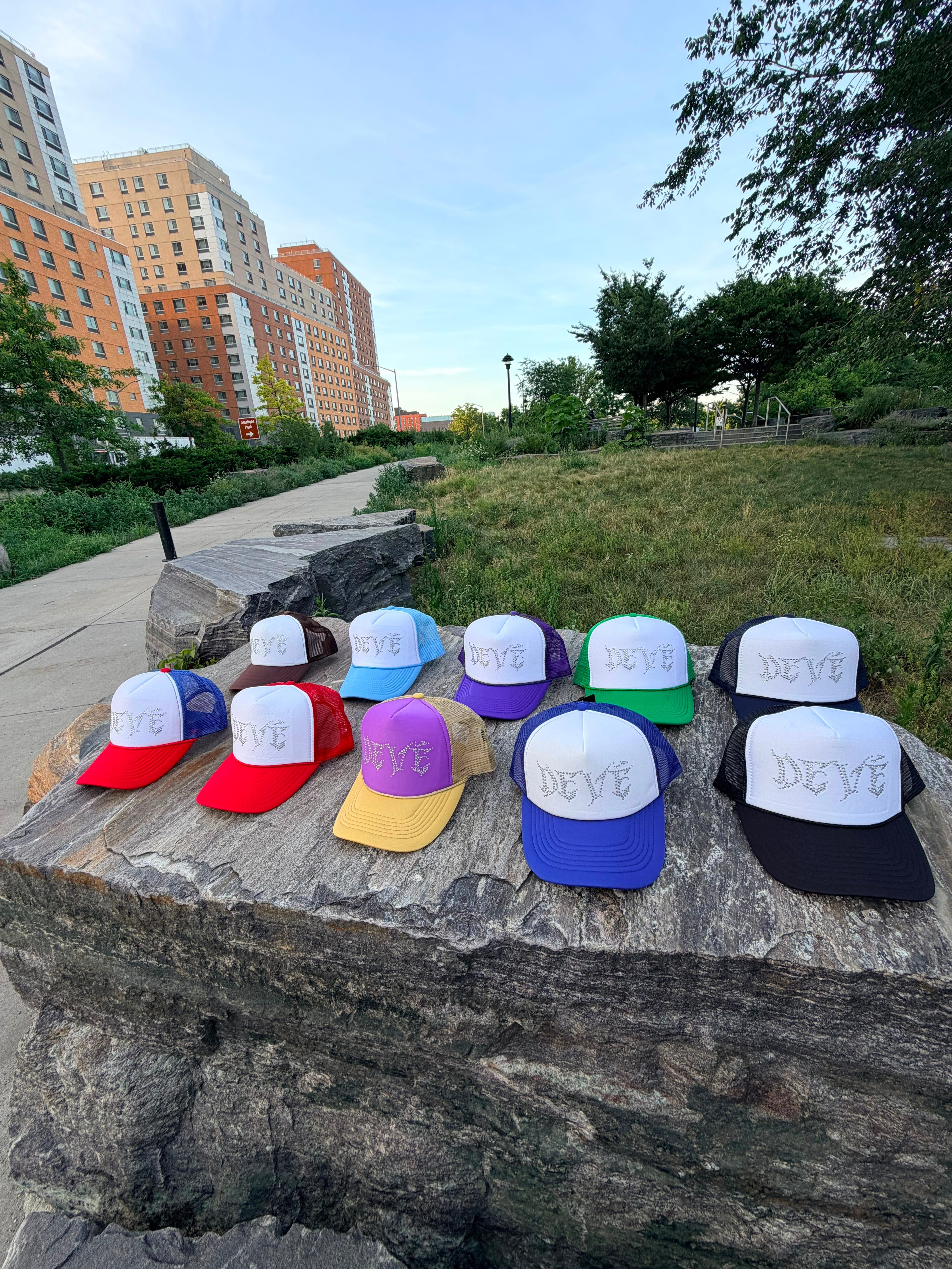 DEVÉ TRUCKER HATS